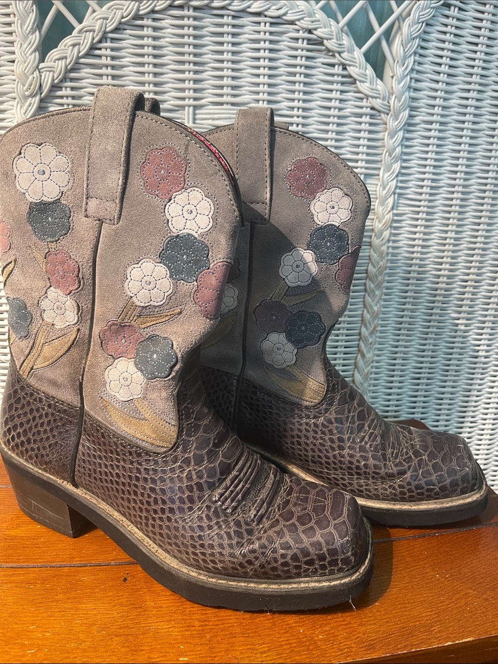 Arita RL4 Fatbaby Floral Appliqué Western Heeled Boots in Black/Grey Size 9